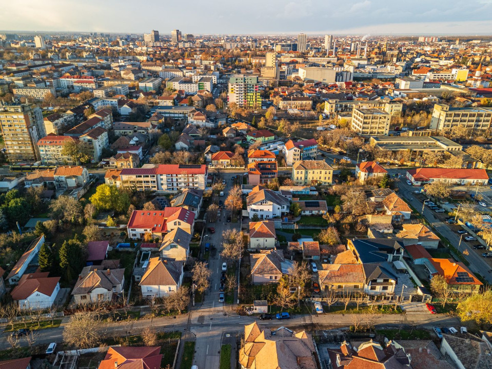 Casa Individuala pentru Birouri - Parcare Privata & Recent modernizata
