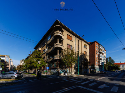Apartament ultracentral – Primăria Timișoara } 50,3 mp & Boxa
