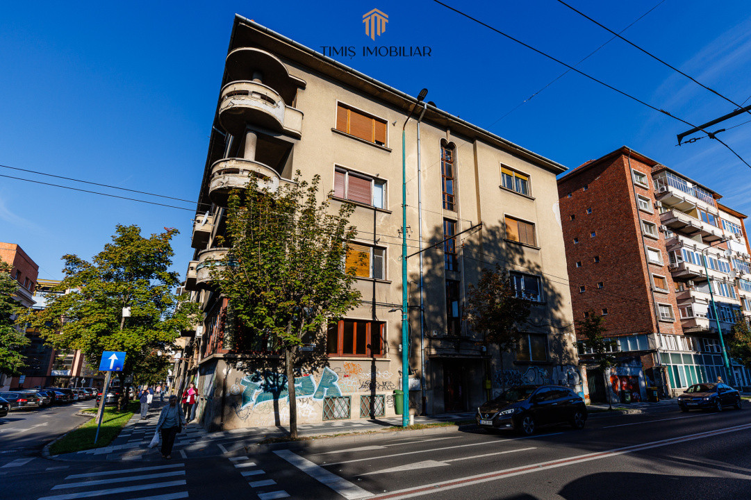 Apartament ultracentral – Primăria Timișoara } 50,3 mp & Boxa
