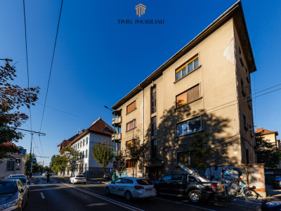 Apartament ultracentral – Primăria Timișoara } 50,3 mp & Boxa