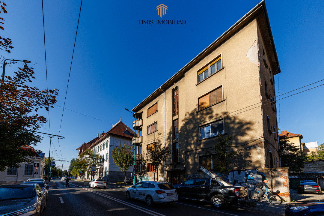 Apartament ultracentral – Primăria Timișoara } 50,3 mp & Boxa