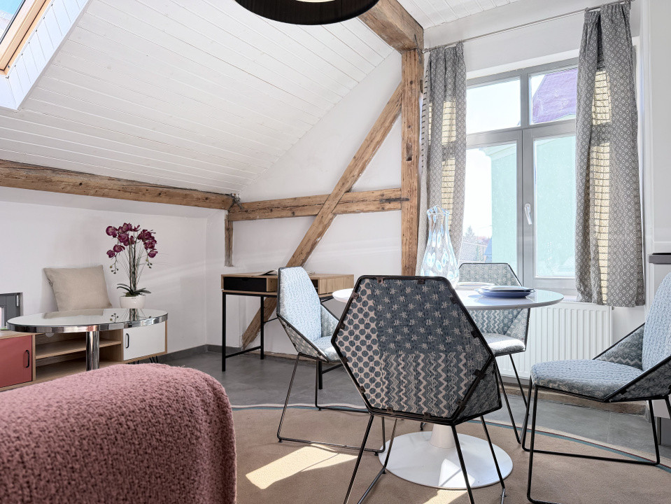 Apartament boem la mansardă, clădire istorica | Parcare inclusa