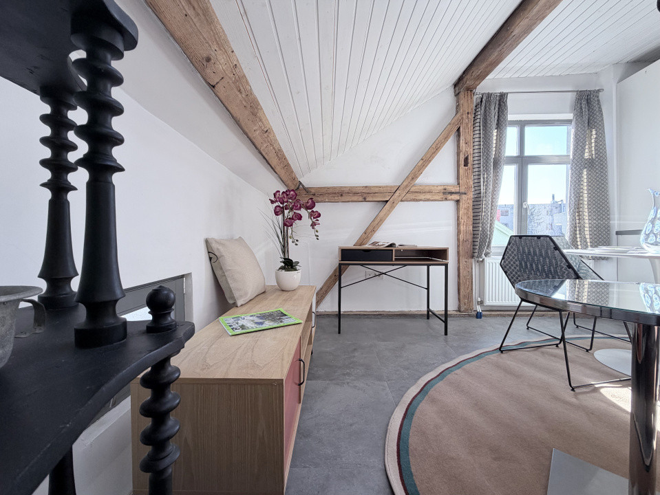 Apartament boem la mansardă, clădire istorica | Parcare inclusa