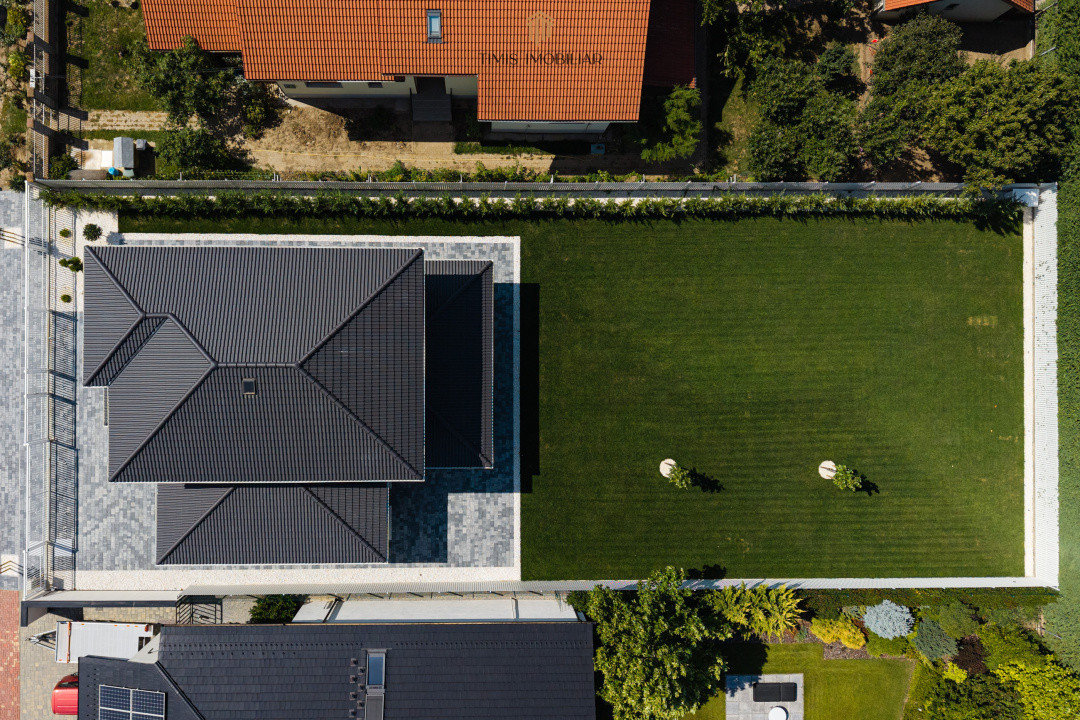 Casă individuală | 4 dormitoare, garaj și teren de 1.000 mp | Com 0%