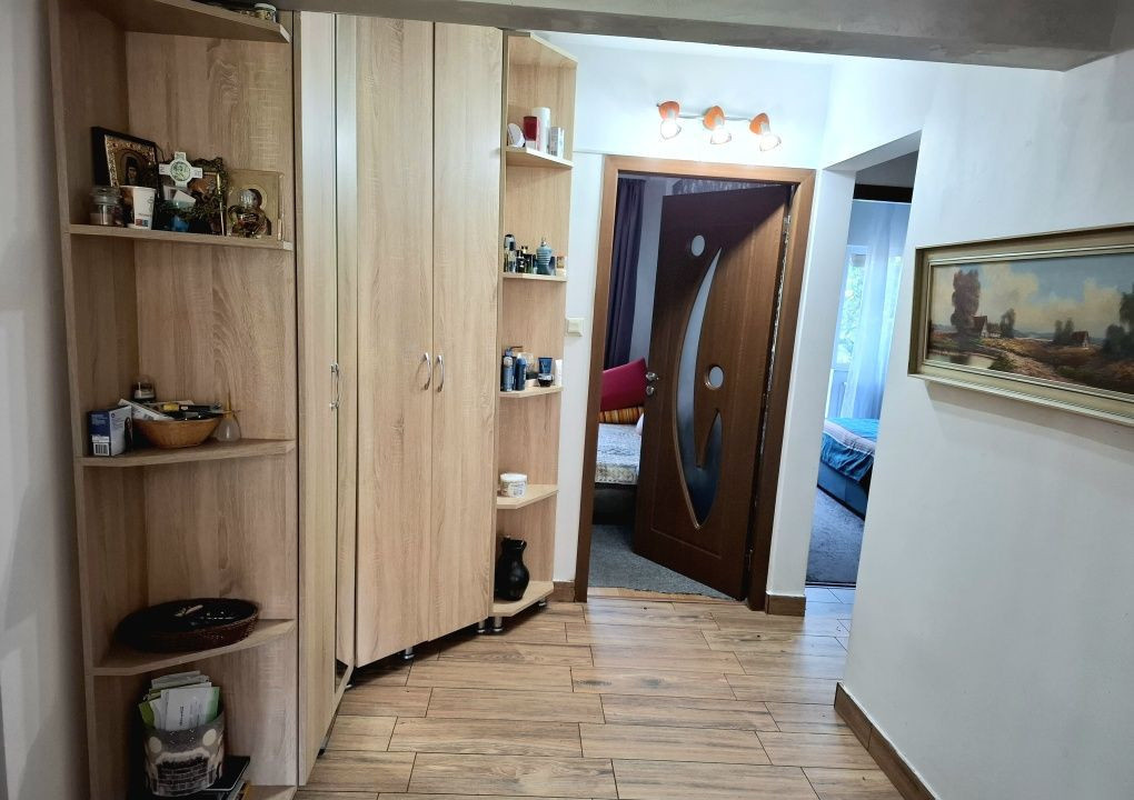 Proprietar ofer spre  vânzare apartament cu 3 camere decomandate,zona Lipovei