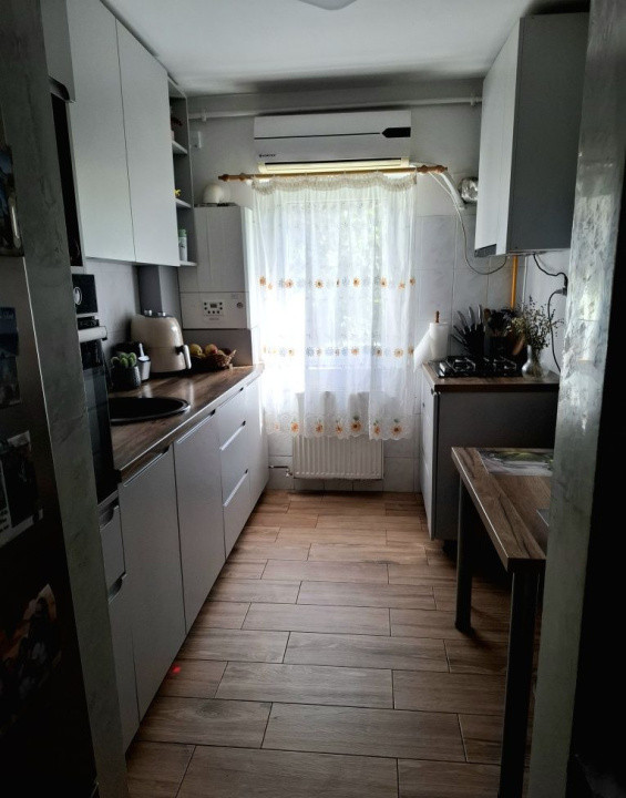 Proprietar ofer spre  vânzare apartament cu 3 camere decomandate,zona Lipovei