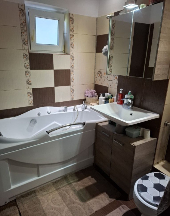 Proprietar ofer spre  vânzare apartament cu 3 camere decomandate,zona Lipovei