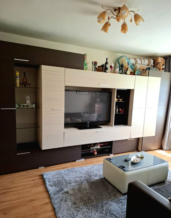 Proprietar ofer spre  vânzare apartament cu 3 camere decomandate,zona Lipovei