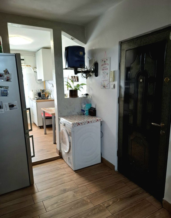 Proprietar ofer spre  vânzare apartament cu 3 camere decomandate,zona Lipovei