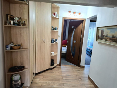 Proprietar ofer spre  vânzare apartament cu 3 camere decomandate,zona Lipovei
